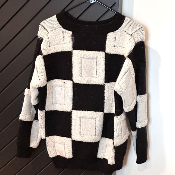 Line and Dot oversized sweater. Perfect for fall. Excellent condition - Picture 6 of 6